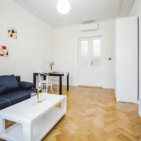 Modern In The Center Apartment